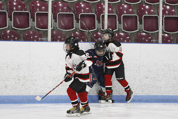 _63A0021_3 15 pm U9MD Strathroy Jr Rockets vs Lambton Shores Predators Memorial